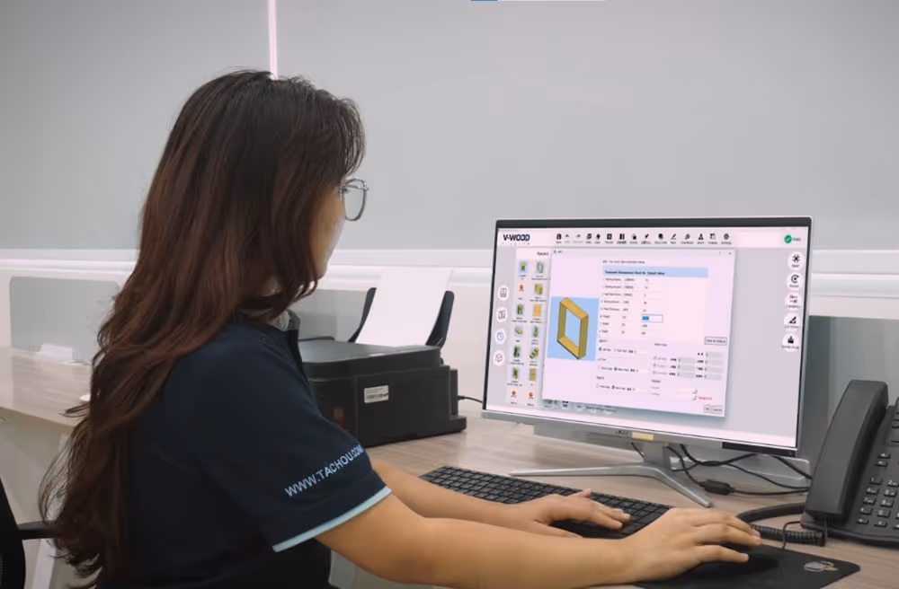 เพื่อหลีกเลี่ยงปัญหาทั้งหมดข้างต้น โรงงานยุคใหม่หันมาใช้ ซอฟต์แวร์ออกแบบที่เชื่อมต่อกับระบบผลิตได้โดยตรง อย่าง V-Wood ซึ่งช่วยลดปัญหาซ้ำ ๆ และทำให้ขั้นตอนทั้งหมดแม่นยำมากขึ้น