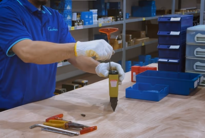 หลายคนเข้าใจว่าปืนยิงแม็กจะพังเฉพาะเวลาตกพื้นหรือใช้แรงเกิน แต่ความจริงแล้ว ความเสียหายส่วนใหญ่เกิดจากความเสื่อมภายใน