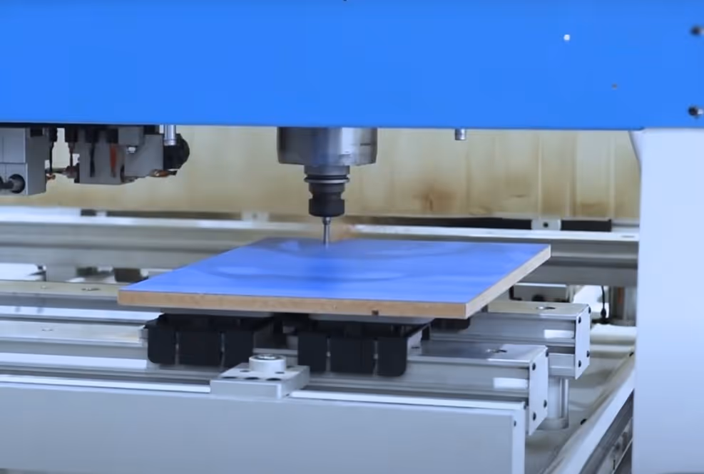 CNC Nesting Machine คือหนึ่งในเครื่องจักรงานบิ้วอินที่ควบคุมด้วยระบบคอมพิวเตอร์ (Computer Numerical Control) ซึ่งทำงานร่วมกับ ซอฟต์แวร์ CAD/CAM